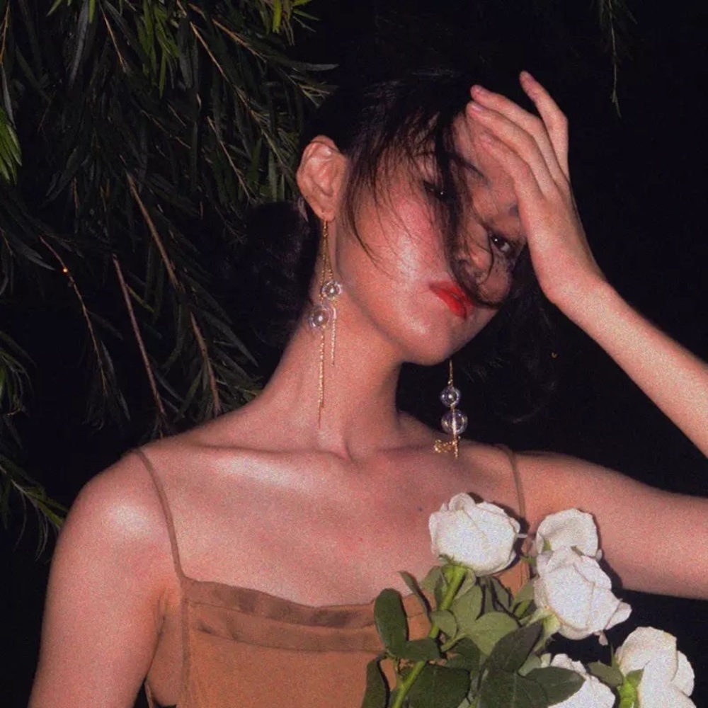 Gold dangle earrings with clear shiny glass beads - Picture 5 of 7